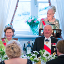 Kong Carl Gustav av Sverige, Dronning Sonja og Kong Harald lytter til Dronning Margrethe av Danmark som holder tale under gallamiddagen på slottet. Foto: Heiko Junge / NTB scanpix